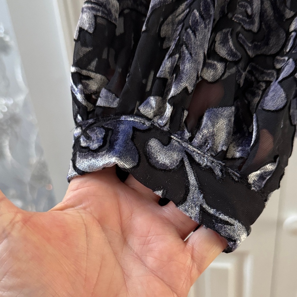 Chico's Black and Gray Floral Blouse sz 1 - Picture 4 of 5